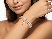 Нежный двухрядный браслет с розовым жемчугом, цепочкой ролло, украшенный сияющей подвеской розовым сердечком. В качестве коннектора использован сегмент ювелирной цепочки ролло.&nbsp;

Урок, как работать с калотами, ЗДЕСЬ. &nbsp;
Урок, как открывать и закрывать колечки ролло, ЗДЕСЬ. &nbsp;
Урок, как кончик пина закрутить в петлю, ЗДЕСЬ. &nbsp;

Как и с чем носить

Двухрядный браслет с розовым кварцем гармонично смотрится с нежной пастельной одеждой, белыми и бежевыми тонами. Его стоит сочетать с тонкими золотыми украшениями или аксессуарами в стиле бохо. Идеален для дневных образов и романтических выходов.
, фото №163505