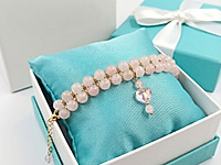 Нежный двухрядный браслет с розовым жемчугом, цепочкой ролло, украшенный сияющей подвеской розовым сердечком. В качестве коннектора использован сегмент ювелирной цепочки ролло.&nbsp;

Урок, как работать с калотами, ЗДЕСЬ. &nbsp;
Урок, как открывать и закрывать колечки ролло, ЗДЕСЬ. &nbsp;
Урок, как кончик пина закрутить в петлю, ЗДЕСЬ. &nbsp;

Как и с чем носить

Двухрядный браслет с розовым кварцем гармонично смотрится с нежной пастельной одеждой, белыми и бежевыми тонами. Его стоит сочетать с тонкими золотыми украшениями или аксессуарами в стиле бохо. Идеален для дневных образов и романтических выходов.
, фото №163506