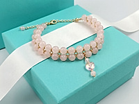 Нежный двухрядный браслет с розовым жемчугом, цепочкой ролло, украшенный сияющей подвеской розовым сердечком. В качестве коннектора использован сегмент ювелирной цепочки ролло.&nbsp;

Урок, как работать с калотами, ЗДЕСЬ. &nbsp;
Урок, как открывать и закрывать колечки ролло, ЗДЕСЬ. &nbsp;
Урок, как кончик пина закрутить в петлю, ЗДЕСЬ. &nbsp;

Как и с чем носить

Двухрядный браслет с розовым кварцем гармонично смотрится с нежной пастельной одеждой, белыми и бежевыми тонами. Его стоит сочетать с тонкими золотыми украшениями или аксессуарами в стиле бохо. Идеален для дневных образов и романтических выходов.
, фото №163508