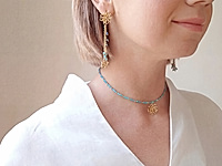 Набор материалов для комплекта украшений - чокера и сережек с бусинами голубого кошачьего глаза, ювелирной цепочкой и подвесками бабочками. Основа украшения - ювелирный тросик. Серьги собраны из ювелирной цепочки.
Мастер - классс, как собрать чокер и серьги с голубым кошачьим глазом и подвеской хризантемой, ЗДЕСЬ.
, фото №163511