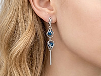 Набор материалов для сборки длинных сержек с натуральными бусинами апатита. В комплект входят швензы, соединительные колечки, пины, декоративные элементы и звенья ювелирной цепочки, которые используются для формирования универсальных подвесок держателей для круглых бусин.&nbsp;

Мастер-класс, как собрать бейл для круглых бусин для сережек, ЗДЕСЬ.&nbsp;

Звенья цепи обрамляют бусины апатита, создавая эффектную композицию с лёгкой динамикой. Нижнюю часть украшения дополняет подвеска палочка, придающая серьгам элегантную вертикаль.
, фото №163532