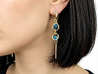 Набор материалов для сборки длинных сержек с натуральными бусинами апатита. В комплект входят швензы, соединительные колечки, пины, декоративные элементы и звенья ювелирной цепочки, которые используются для формирования универсальных подвесок держателей для круглых бусин.&nbsp;

Мастер-класс, как собрать бейл для круглых бусин для сережек, ЗДЕСЬ.  

Звенья цепи обрамляют бусины апатита, создавая эффектную композицию с лёгкой динамикой. Нижнюю часть украшения дополняет подвеска палочка, придающая серьгам элегантную вертикаль.
, фото №163533