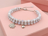 Нежный двухрядный браслет с голубым агатом, цепочкой ролло, украшенный сияющей подвеской лотосом. В качестве коннектора использован сегмент ювелирной цепочки ролло.
Урок, как работать с калотами, ЗДЕСЬ.
Урок, как открывать и закрывать колечки ролло, ЗДЕСЬ.
Урок, как кончик пина закрутить в петлю, ЗДЕСЬ.
, фото №163536