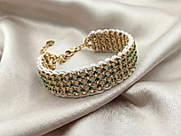Набор материалов для сборки многорядного золотого парчового браслета с использованием цепочки ролло, шнура и стразовой цепи изумруд. Замочек с удлинителем позволяет регулировать длину. Цвет шнура, размеры и цвет цепочки ролло, как и страз, можно поменять на любые другие.
Мастер - класс, как собрать парчовый браслет, ЗДЕСЬ.
Как и с чем носить
Браслет подходит для тех, кто любит бохо стиль и женственные образы. Носите его с легкими платьями, свободными блузами, льняными рубашками. Он красиво смотрится с серебряными сережками, кольцами и многослойными украшениями.
, фото №163540