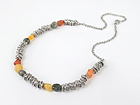 Набор материалов для колье с декором из звеньев цепочки и галтовки, который чередутся с бусинами галтовки сердолика и кварца. Для сборки используется прием, который создает неровную волнистость при нанизывании звеньев цепочки.

Мастер - класс, как декрорировать колье звеньями цепочки, ЗДЕСЬ.&nbsp;



, фото №163546