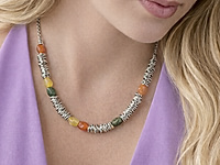 Набор материалов для колье с декором из звеньев цепочки и галтовки, который чередутся с бусинами галтовки сердолика и кварца. Для сборки используется прием, который создает неровную волнистость при нанизывании звеньев цепочки.

Мастер - класс, как декрорировать колье звеньями цепочки, ЗДЕСЬ.&nbsp;



, фото №163551