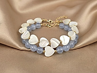 Набор материалов для сборки сета из двух браслетов - с бусинами сердечками перламутра и нежно - голубыми бусинами кальцита. Основа - ювелирный тросик, калоты и кримпы. Замочек с удлинителем сердечком позволяет регулировать длину.
Мастер - класс, как собрать браслет с использованием калот и кримпов, смотрим ЗДЕСЬ.
, фото №163569