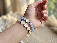 Набор материалов для сборки сета из двух браслетов - с бусинами сердечками перламутра и нежно - голубыми бусинами кальцита. Основа - ювелирный тросик, калоты и кримпы. Замочек с удлинителем сердечком позволяет регулировать длину.
Мастер - класс, как собрать браслет с использованием калот и кримпов, смотрим ЗДЕСЬ.
, фото №163570