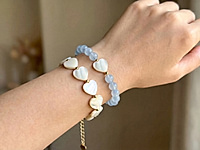 Набор материалов для сборки сета из двух браслетов - с бусинами сердечками перламутра и нежно - голубыми бусинами кальцита. Основа - ювелирный тросик, калоты и кримпы. Замочек с удлинителем сердечком позволяет регулировать длину.
Мастер - класс, как собрать браслет с использованием калот и кримпов, смотрим ЗДЕСЬ.
, фото №163571