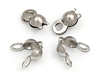 Каллоты для создания (бижутерии) украшений. Металл - нержавеющая ювелирная сталь, цвет "родий". Позволяет скрыть кримп или узел размером до 1.4х1.4 мм и прикрепить застежку. Диаметр отверстия для продевания тросика - 1.1 мм, внутренний диаметр подвесных колечек - 1.8 мм. Цена указана за упаковку.
, фото №163830