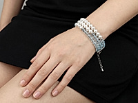 Нежный многорядный браслет с роделями цвета голубого топаза и белоснежными бусинами натурального жемчуга. В качестве разделителя взяты бусины спейсеры, украшенные фианитами.&nbsp;

Мастер - класс, как собрать многорядный браслет, ЗДЕСЬ.&nbsp;

Основа украшения - ювелирный тросик, который крепится к замочку с помощью кримпов и обжимных бусин.
Мы не использовали протектор для защиты тросика, так как это не вписывается в дизайн украшения.
, фото №163917