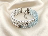 Нежный многорядный браслет с роделями цвета голубого топаза и белоснежными бусинами жемчуга майорка. В качестве разделителя взяты бусины спейсеры, украшенные фианитами.&nbsp;

Мастер - класс, как собрать многорядный браслет, ЗДЕСЬ.&nbsp;

Основа украшения - ювелирный тросик, который крепится к замочку с помощью кримпов и обжимных бусин.
Мы не использовали протектор для защиты тросика, так как это не вписывается в дизайн украшения.
, фото №163922