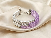Нежный многорядный браслет с роделями цвета лавандового аметиста и белоснежными бусинами жемчуга майорка. В качестве разделителя взяты бусины спейсеры, украшенные фианитами.
Мастер - класс, как собрать многорядный браслет, ЗДЕСЬ.
Основа украшения - ювелирный тросик, который крепится к замочку с помощью кримпов и обжимных бусин.
Мы не использовали протектор для защиты тросика, так как это не вписывается в дизайн украшения.
, фото №163927