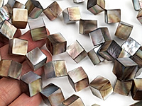 Бусины кубики черного перламутра. Месторождение - Индонезия. Диаметр отверстия 1.2 мм, отверстие проходит по диагонали. Размеры и вес усреднены. Точнее замеряем по требованию. Неровная кромка отверстий, микровыемки.&nbsp;
, фото №164013