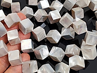 Бусины кубики себеристо - белого перламутра. Месторождение - Индонезия. Диаметр отверстия 1.2 мм, отверстие проходит по диагонали. Размеры и вес усреднены. Точнее замеряем по требованию. Неровная кромк отверстий, микровыемки.
, фото №164015