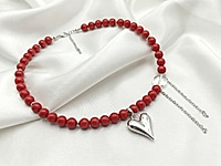 Набор материалов для красного чокера с красным жемчугом майорка и серебристой подвеской в форме сердца, бусина горного хрусталя декорирована ювелирными цепочками с мелким звеном.

Мастер - класс, как собрать чокер на тросик, используя калоты и кримпы, ЗДЕСЬ.&nbsp;

Основа сборки - ювелирный тросик. Длина украшения регулируется цепочкой удлинителем на замочке карабине.&nbsp;


, фото №164031