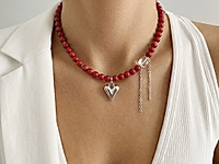 Набор материалов для красного чокера с красным жемчугом майорка и серебристой подвеской в форме сердца, бусина горного хрусталя декорирована ювелирными цепочками с мелким звеном.

Мастер - класс, как собрать чокер на тросик, используя калоты и кримпы, ЗДЕСЬ.&nbsp;

Основа сборки - ювелирный тросик. Длина украшения регулируется цепочкой удлинителем на замочке карабине.&nbsp;


, фото №164032
