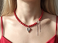 Набор материалов для красного чокера с красным жемчугом майорка и серебристой подвеской в форме сердца, бусина горного хрусталя декорирована ювелирными цепочками с мелким звеном.

Мастер - класс, как собрать чокер на тросик, используя калоты и кримпы, ЗДЕСЬ.&nbsp;

Основа сборки - ювелирный тросик. Длина украшения регулируется цепочкой удлинителем на замочке карабине.&nbsp;


, фото №164033