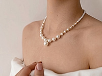 Набор материалов для белого чокера с жемчугом майорка, украшенный подвеской, собранной из бейла со штифтом и крупной полусверленой бусины.

Мастер - класс, как собрать чокер на тросик, используя калоты и кримпы, ЗДЕСЬ.&nbsp;

Основа сборки - ювелирный тросик. Длина украшения регулируется цепочкой удлинителем на замочке карабине.&nbsp;


, фото №164035