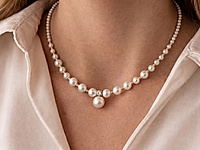 Набор материалов для белого чокера с жемчугом майорка, украшенный подвеской, собранной из бейла со штифтом и крупной полусверленой бусины.

Мастер - класс, как собрать чокер на тросик, используя калоты и кримпы, ЗДЕСЬ.&nbsp;

Основа сборки - ювелирный тросик. Длина украшения регулируется цепочкой удлинителем на замочке карабине.&nbsp;


, фото №164037