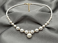 Набор материалов для белого чокера с жемчугом майорка, украшенный подвеской, собранной из бейла со штифтом и крупной полусверленой бусины.

Мастер - класс, как собрать чокер на тросик, используя калоты и кримпы, ЗДЕСЬ.&nbsp;

Основа сборки - ювелирный тросик. Длина украшения регулируется цепочкой удлинителем на замочке карабине.&nbsp;


, фото №164041