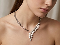 Набор материалов для сборки браслета, декорированного полусверлеными бусинами жемчуга майорка разных диаметров. Автор идеи - итальянская студия Sodini.  Основа сборки - ювелирная цепочка.
, фото №164119