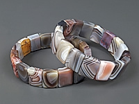 Бусины прямоугольники с агата Ботсвана с двумя отверстиями. Диаметр отверстий - 1.2 мм, расстояние между отверстиями - 8 мм, расположение не всегда симметрично по центру. Размеры и вес усреднены. Точнее замеряем по требованию. Мелкие выемки по линии кромки и с обратной стороны.
, фото №164139