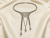 Набор материалов для сборки колье "Шепот змей". Основа украшения - фантазийная ювелирная цепочка с плетением "Нонна", центральный элемент - корсет, созданный с помощью цепочек с панцирным плетением. Кончики украшают три подвески со змеями. Замочек и другие элементы крепятся к колье с помощью соединительных колечек.

Урок, как работать с соединительными колечками, ЗДЕСЬ.&nbsp;

Изящное колье «Шёпот змей» обвивает линию шеи, создавая магию притяжения и тайны. Переплетение цепей напоминает древний символ силы и женственности, а изящные подвески змеи мягко движутся при каждом шаге, притягивая взгляды. Украшение подчёркивает уверенность и чувственность, идеально дополняя как вечерний образ, так и смелый повседневный стиль. Это не просто аксессуар - это настроение, которое невозможно забыть.



, фото №164162