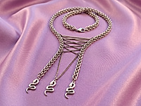 Набор материалов для сборки колье "Шепот змей". Основа украшения - фантазийная ювелирная цепочка с плетением "Нонна", центральный элемент - корсет, созданный с помощью цепочек с панцирным плетением. Кончики украшают три подвески со змеями. Замочек и другие элементы крепятся к колье с помощью соединительных колечек.

Урок, как работать с соединительными колечками, ЗДЕСЬ.&nbsp;

Изящное колье «Шёпот змей» обвивает линию шеи, создавая магию притяжения и тайны. Переплетение цепей напоминает древний символ силы и женственности, а изящные подвески змеи мягко движутся при каждом шаге, притягивая взгляды. Украшение подчёркивает уверенность и чувственность, идеально дополняя как вечерний образ, так и смелый повседневный стиль. Это не просто аксессуар - это настроение, которое невозможно забыть.



, фото №164163