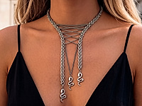 Набор материалов для сборки колье "Шепот змей". Основа украшения - фантазийная ювелирная цепочка с плетением "Нонна", центральный элемент - корсет, созданный с помощью цепочек с панцирным плетением. Кончики украшают три подвески со змеями. Замочек и другие элементы крепятся к колье с помощью соединительных колечек.

Урок, как работать с соединительными колечками, ЗДЕСЬ.&nbsp;

Изящное колье «Шёпот змей» обвивает линию шеи, создавая магию притяжения и тайны. Переплетение цепей напоминает древний символ силы и женственности, а изящные подвески змеи мягко движутся при каждом шаге, притягивая взгляды. Украшение подчёркивает уверенность и чувственность, идеально дополняя как вечерний образ, так и смелый повседневный стиль. Это не просто аксессуар - это настроение, которое невозможно забыть.



, фото №164164