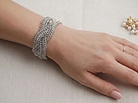 Набор материалов для браслета с ювелирными цепочками "Питон", заплетенными в косичку. Концы косичек крепятся к соединительным колечкам, на которые далее собираем замочек карабин.
&nbsp;
, фото №164176