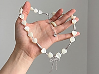 Набор материалов для чокера с перламутровыми бусинами сердечками и красивой подвеской бантиком - украшение с романтичным настроением.&nbsp;

Мастер - класс, как собрать чокер на тросик, используя калоты и кримпы, ЗДЕСЬ.&nbsp;

Основа сборки - ювелирный тросик. Длина украшения регулируется цепочкой удлинителем на замочке карабине.&nbsp;

Как и с чем носить

Чокер можно носить с легкими летними платьями, блузами, открытыми топами или жакетом с глубоким вырезом. Перламутр красиво подчеркивает тон кожи и добавляет образу сияние, поэтому украшение одинаково хорошо смотрится как в дневных, так и в вечерних образах. Такой чокер станет изящным акцентом, который подчеркнет женственность и романтичный стиль.
, фото №164178