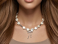 Набор материалов для чокера с перламутровыми бусинами сердечками и красивой подвеской бантиком - украшение с романтичным настроением.&nbsp;

Мастер - класс, как собрать чокер на тросик, используя калоты и кримпы, ЗДЕСЬ.&nbsp;

Основа сборки - ювелирный тросик. Длина украшения регулируется цепочкой удлинителем на замочке карабине.&nbsp;

Как и с чем носить

Чокер можно носить с легкими летними платьями, блузами, открытыми топами или жакетом с глубоким вырезом. Перламутр красиво подчеркивает тон кожи и добавляет образу сияние, поэтому украшение одинаково хорошо смотрится как в дневных, так и в вечерних образах. Такой чокер станет изящным акцентом, который подчеркнет женственность и романтичный стиль.
, фото №164179
