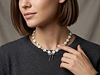 Набор материалов для чокера с перламутровыми бусинами сердечками и красивой подвеской бантиком - украшение с романтичным настроением.&nbsp;

Мастер - класс, как собрать чокер на тросик, используя калоты и кримпы, ЗДЕСЬ.&nbsp;

Основа сборки - ювелирный тросик. Длина украшения регулируется цепочкой удлинителем на замочке карабине.&nbsp;

Как и с чем носить

Чокер можно носить с легкими летними платьями, блузами, открытыми топами или жакетом с глубоким вырезом. Перламутр красиво подчеркивает тон кожи и добавляет образу сияние, поэтому украшение одинаково хорошо смотрится как в дневных, так и в вечерних образах. Такой чокер станет изящным акцентом, который подчеркнет женственность и романтичный стиль.
, фото №164181