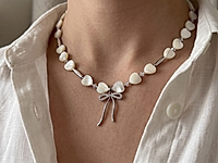 Набор материалов для чокера с перламутровыми бусинами сердечками и красивой подвеской бантиком - украшение с романтичным настроением.&nbsp;

Мастер - класс, как собрать чокер на тросик, используя калоты и кримпы, ЗДЕСЬ.&nbsp;

Основа сборки - ювелирный тросик. Длина украшения регулируется цепочкой удлинителем на замочке карабине.&nbsp;

Как и с чем носить

Чокер можно носить с легкими летними платьями, блузами, открытыми топами или жакетом с глубоким вырезом. Перламутр красиво подчеркивает тон кожи и добавляет образу сияние, поэтому украшение одинаково хорошо смотрится как в дневных, так и в вечерних образах. Такой чокер станет изящным акцентом, который подчеркнет женственность и романтичный стиль.
, фото №164182