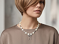 Набор материалов для чокера с перламутровыми бусинами сердечками и красивой подвеской бантиком - украшение с романтичным настроением.&nbsp;

Мастер - класс, как собрать чокер на тросик, используя калоты и кримпы, ЗДЕСЬ.&nbsp;

Основа сборки - ювелирный тросик. Длина украшения регулируется цепочкой удлинителем на замочке карабине.&nbsp;

Как и с чем носить

Чокер можно носить с легкими летними платьями, блузами, открытыми топами или жакетом с глубоким вырезом. Перламутр красиво подчеркивает тон кожи и добавляет образу сияние, поэтому украшение одинаково хорошо смотрится как в дневных, так и в вечерних образах. Такой чокер станет изящным акцентом, который подчеркнет женственность и романтичный стиль.
, фото №164183