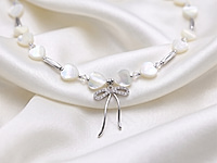 Набор материалов для чокера с перламутровыми бусинами сердечками и красивой подвеской бантиком - украшение с романтичным настроением.&nbsp;

Мастер - класс, как собрать чокер на тросик, используя калоты и кримпы, ЗДЕСЬ.&nbsp;

Основа сборки - ювелирный тросик. Длина украшения регулируется цепочкой удлинителем на замочке карабине.&nbsp;

Как и с чем носить

Чокер можно носить с легкими летними платьями, блузами, открытыми топами или жакетом с глубоким вырезом. Перламутр красиво подчеркивает тон кожи и добавляет образу сияние, поэтому украшение одинаково хорошо смотрится как в дневных, так и в вечерних образах. Такой чокер станет изящным акцентом, который подчеркнет женственность и романтичный стиль.
, фото №164184