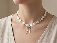 Набор материалов для чокера с перламутровыми бусинами сердечками и красивой подвеской бантиком - украшение с романтичным настроением.&nbsp;

Мастер - класс, как собрать чокер на тросик, используя калоты и кримпы, ЗДЕСЬ.&nbsp;

Основа сборки - ювелирный тросик. Длина украшения регулируется цепочкой удлинителем на замочке карабине.&nbsp;

Как и с чем носить

Чокер можно носить с легкими летними платьями, блузами, открытыми топами или жакетом с глубоким вырезом. Перламутр красиво подчеркивает тон кожи и добавляет образу сияние, поэтому украшение одинаково хорошо смотрится как в дневных, так и в вечерних образах. Такой чокер станет изящным акцентом, который подчеркнет женственность и романтичный стиль.
, фото №164185