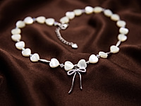 Набор материалов для чокера с перламутровыми бусинами сердечками и красивой подвеской бантиком - украшение с романтичным настроением.&nbsp;

Мастер - класс, как собрать чокер на тросик, используя калоты и кримпы, ЗДЕСЬ.&nbsp;

Основа сборки - ювелирный тросик. Длина украшения регулируется цепочкой удлинителем на замочке карабине.&nbsp;

Как и с чем носить

Чокер можно носить с легкими летними платьями, блузами, открытыми топами или жакетом с глубоким вырезом. Перламутр красиво подчеркивает тон кожи и добавляет образу сияние, поэтому украшение одинаково хорошо смотрится как в дневных, так и в вечерних образах. Такой чокер станет изящным акцентом, который подчеркнет женственность и романтичный стиль.
, фото №164186