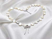 Набор материалов для чокера с перламутровыми бусинами сердечками и красивой подвеской бантиком - украшение с романтичным настроением.&nbsp;

Мастер - класс, как собрать чокер на тросик, используя калоты и кримпы, ЗДЕСЬ.&nbsp;

Основа сборки - ювелирный тросик. Длина украшения регулируется цепочкой удлинителем на замочке карабине.&nbsp;

Как и с чем носить

Чокер можно носить с легкими летними платьями, блузами, открытыми топами или жакетом с глубоким вырезом. Перламутр красиво подчеркивает тон кожи и добавляет образу сияние, поэтому украшение одинаково хорошо смотрится как в дневных, так и в вечерних образах. Такой чокер станет изящным акцентом, который подчеркнет женственность и романтичный стиль.
, фото №164187