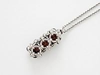 Набор материалов для мужского кулона "Триада". Основа украшения - соединительные колечки, из которых собраны квадратные ячейки для бусин.

Мастер - класс, как собратьт кулон, ЗДЕСЬ.

Кулон «Триада» - воплощение силы и баланса. Три бусины, заключённые в переплетение металлических колец, создают ощущение внутренней устойчивости и твердости.


, фото №164191