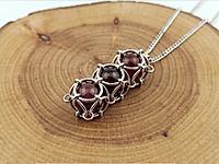 Набор материалов для мужского кулона "Триада". Основа украшения - соединительные колечки, из которых собраны квадратные ячейки для бусин.

Мастер - класс, как собрать кулон, ЗДЕСЬ.

Кулон «Триада» - воплощение силы и баланса. Три бусины, заключённые в переплетение металлических колец, создают ощущение внутренней устойчивости и твердости.


, фото №164205