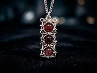 Набор материалов для мужского кулона "Триада". Основа украшения - соединительные колечки, из которых собраны квадратные ячейки для бусин.

Мастер - класс, как собрать кулон, ЗДЕСЬ.

Кулон «Триада» - воплощение силы и баланса. Три бусины, заключённые в переплетение металлических колец, создают ощущение внутренней устойчивости и твердости.


, фото №164208