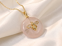 Круглые подвески розового кварца с золотой пчелкой. Пчелка и подвес - из латуни, покрытие - золото 14К. Месторождение кварца - Мадагаскар. Замкнутое подвесное колечко - 4х1 мм. Размеры и вес подвесок усреднены. Изредка встречаются микровыемки.
, фото №167291
