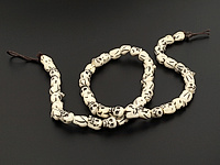 Резные бусины натуральной кости яка, стилизованы под череп. Диаметр отверстия 1.6 мм. Отверстие расположено вертикально, от вершины черепа вниз. Размеры указаны приблизительно. Бусины могут отличаться в исполнении мелких элементов резьбы. Цена указана за одну бусину., фото №68934