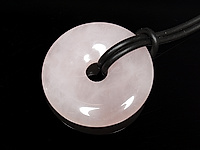 Кулон с натуральным розовым кварцем в форме бублика. Каучковый шнур - 50 см, регулируемая цепочка 3,5 см. Выемки.