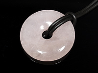 Кулон с натуральным розовым кварцем в форме бублика. Каучковый шнур - 50 см, регулируемая цепочка 3,5 см. Выемки.