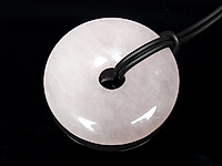 Кулон с натуральным розовым кварцем в форме бублика. Каучковый шнур - 50 см, регулируемая цепочка 3,5 см. Мелкие выемки.