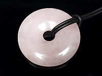 Кулон с натуральным розовым кварцем в форме бублика. Каучковый шнур - 50 см, регулируемая цепочка 3,5 см. Мелкие выемки.
