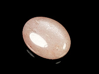 Кабошон солнечного камня с красивой иризацией. Погрешность измерения 0, 5 - 1 мм. 
